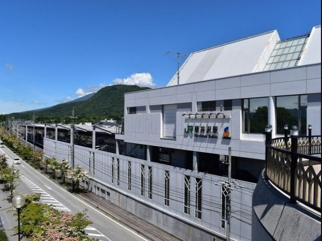 軽井沢駅は新幹線も通っており、駅前にはショッピングプラザもあり観光には最適！