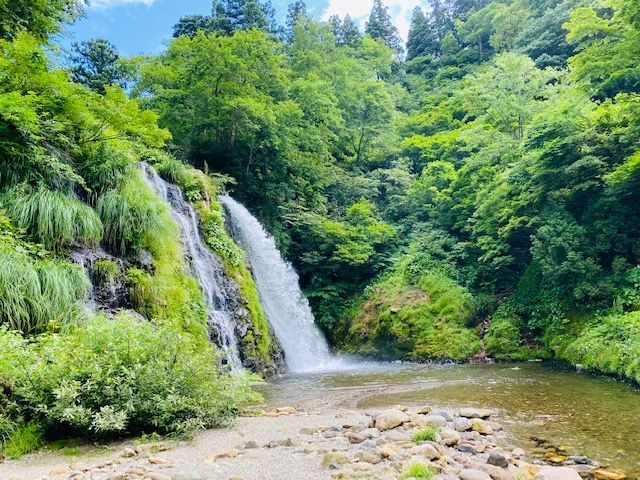 温泉街の奥には滝もあり、マイナスイオンもたっぷりチャージ！