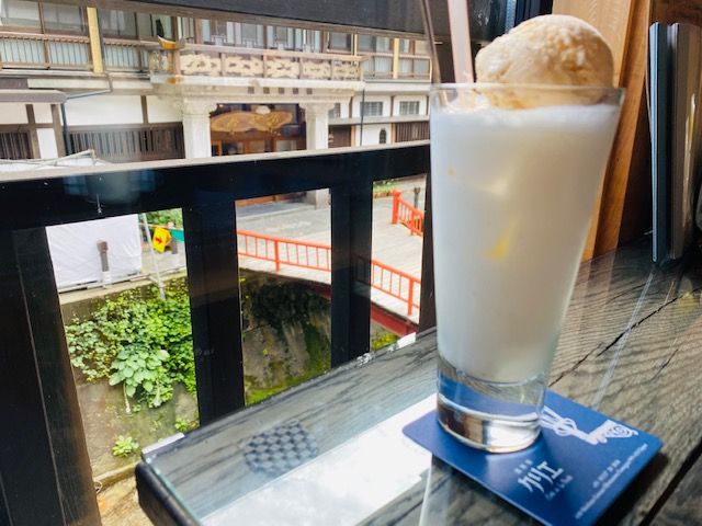 温泉街の中にはおしゃれなカフェもあり、ゆっくり過ごすことができます♪