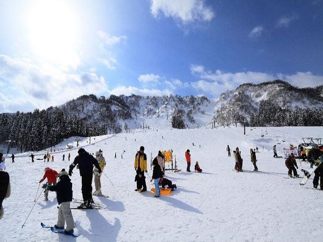 スキー場まで徒歩3分の好立地！