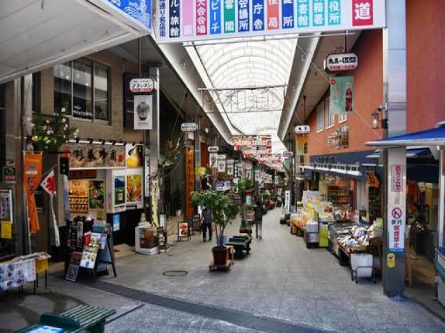 熱海駅すぐには食べ歩きもできるお店が並んでます♪