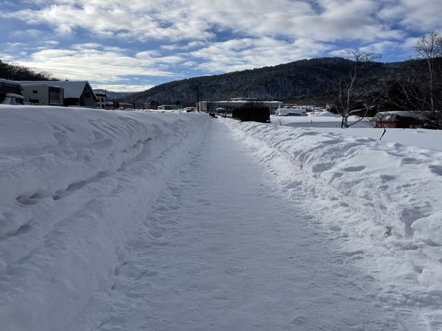 歩道もツルツルです！革靴で行った担当者は、10回以上滑りました・・・。