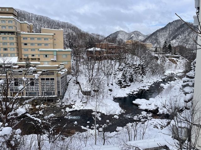 冬の北海道でしか見られない景色があります！温泉地なのでコンビニも多数！